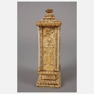 Prächtige Beinschnitzerei