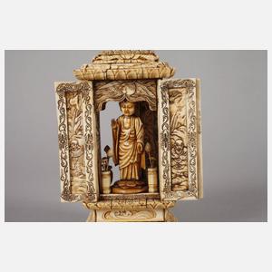 Prächtige Beinschnitzerei