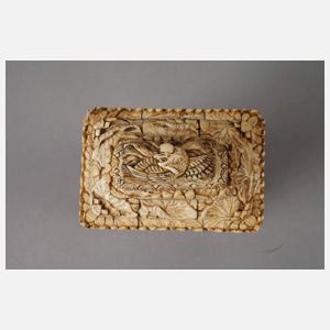 Prächtige Beinschnitzerei