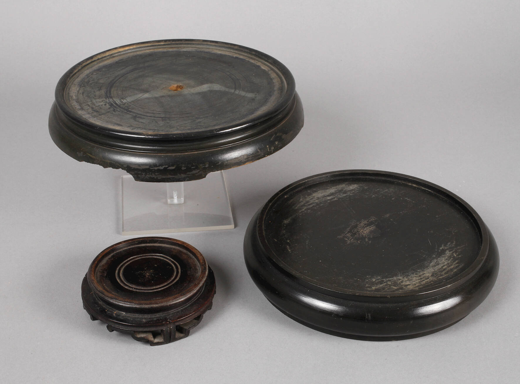 Drei geschnitzte Sockel