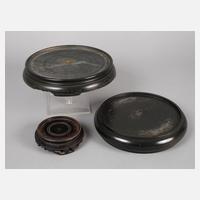 Drei geschnitzte Sockel111