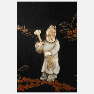 Vier Wandpaneele mit Steinschnitzereien