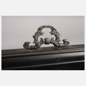 Vier Wandpaneele mit Steinschnitzereien