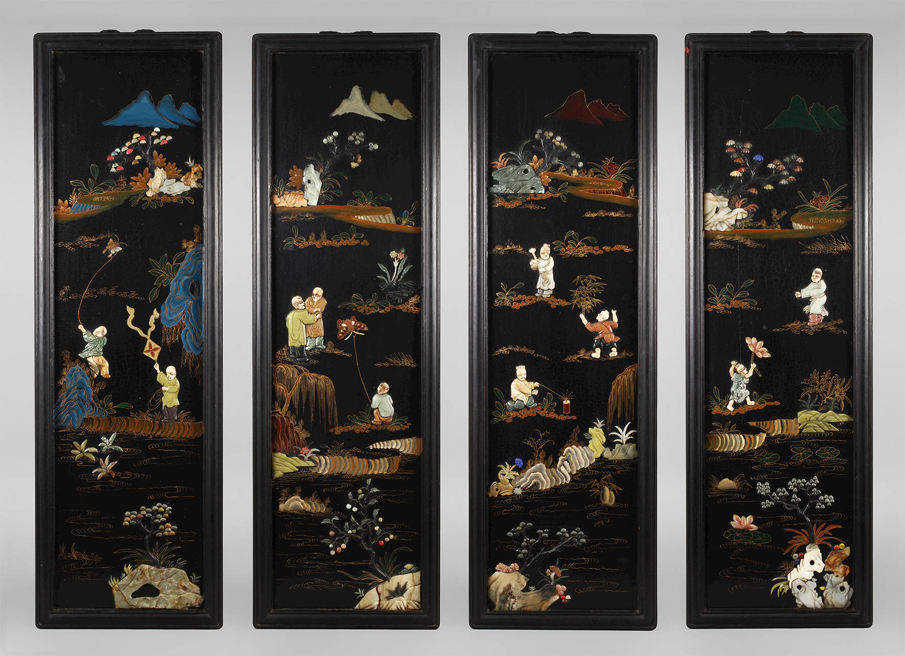 Vier Wandpaneele mit Steinschnitzereien