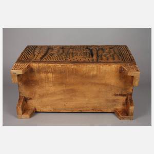 Beschnitzte Truhe