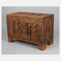 Beschnitzte Truhe111