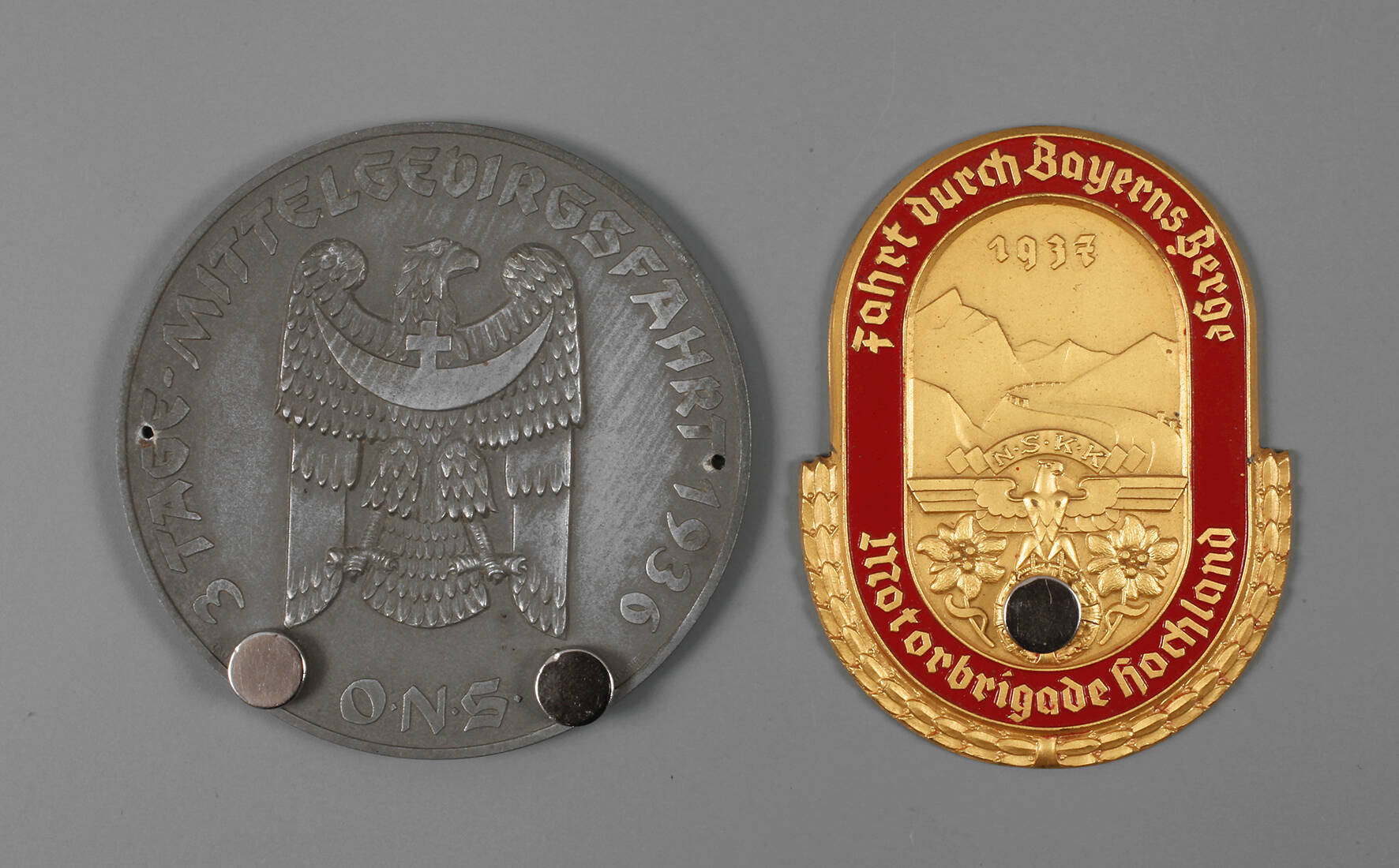 Zwei NS-Motorsportplaketten