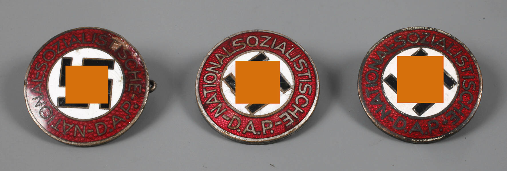 Drei Parteiabzeichen