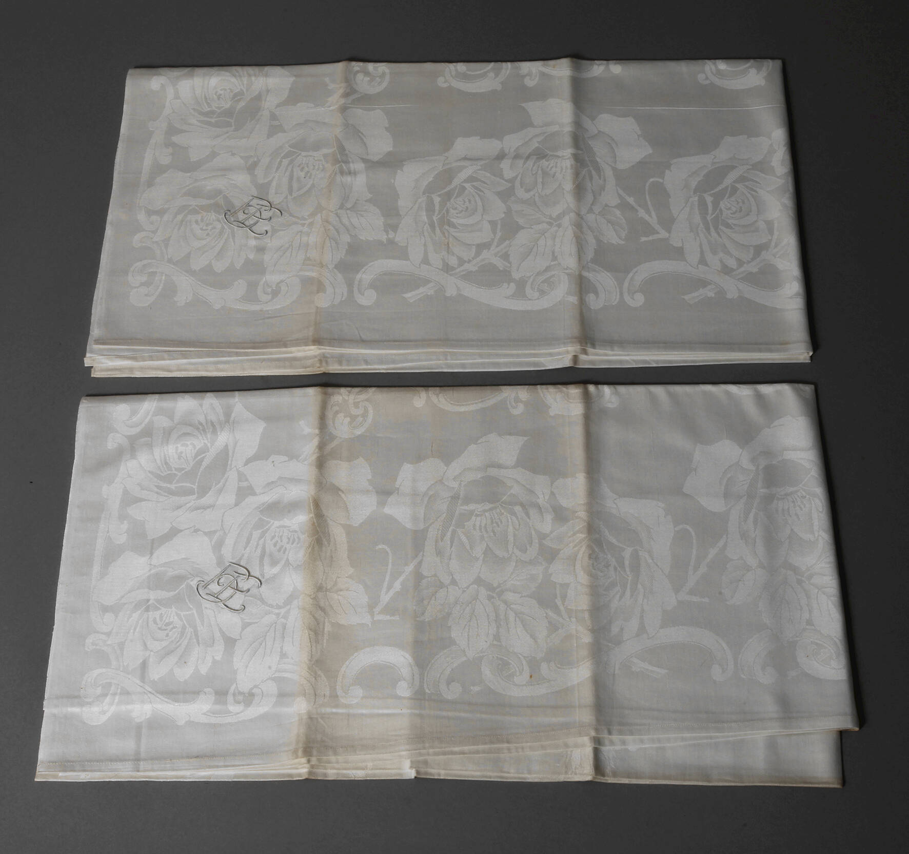 Zwei Tafeltücher Jugendstil
