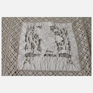 Prächtige Handarbeits-Zierdecke mit Monatsbildern