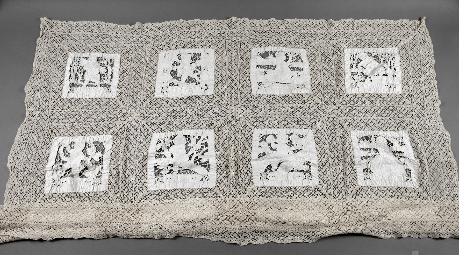 Prächtige Handarbeits-Zierdecke mit Monatsbildern