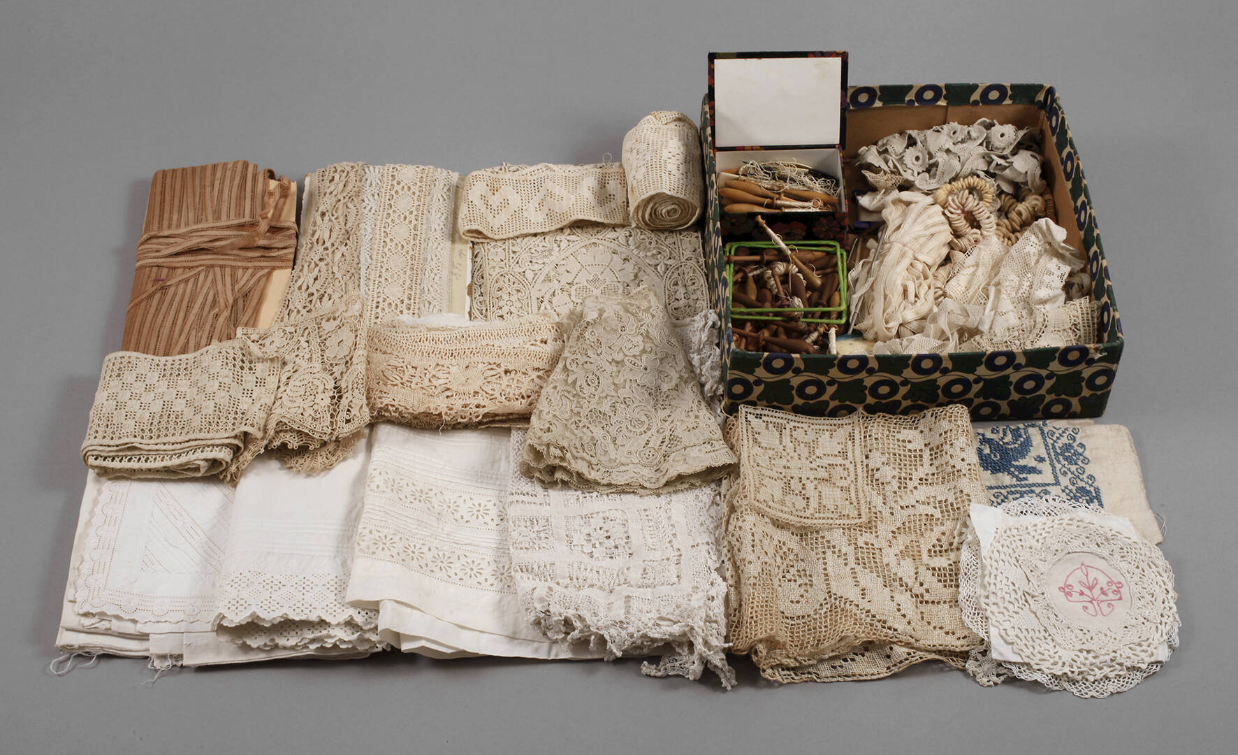Konvolut Spitzen und Klöppelzubehör