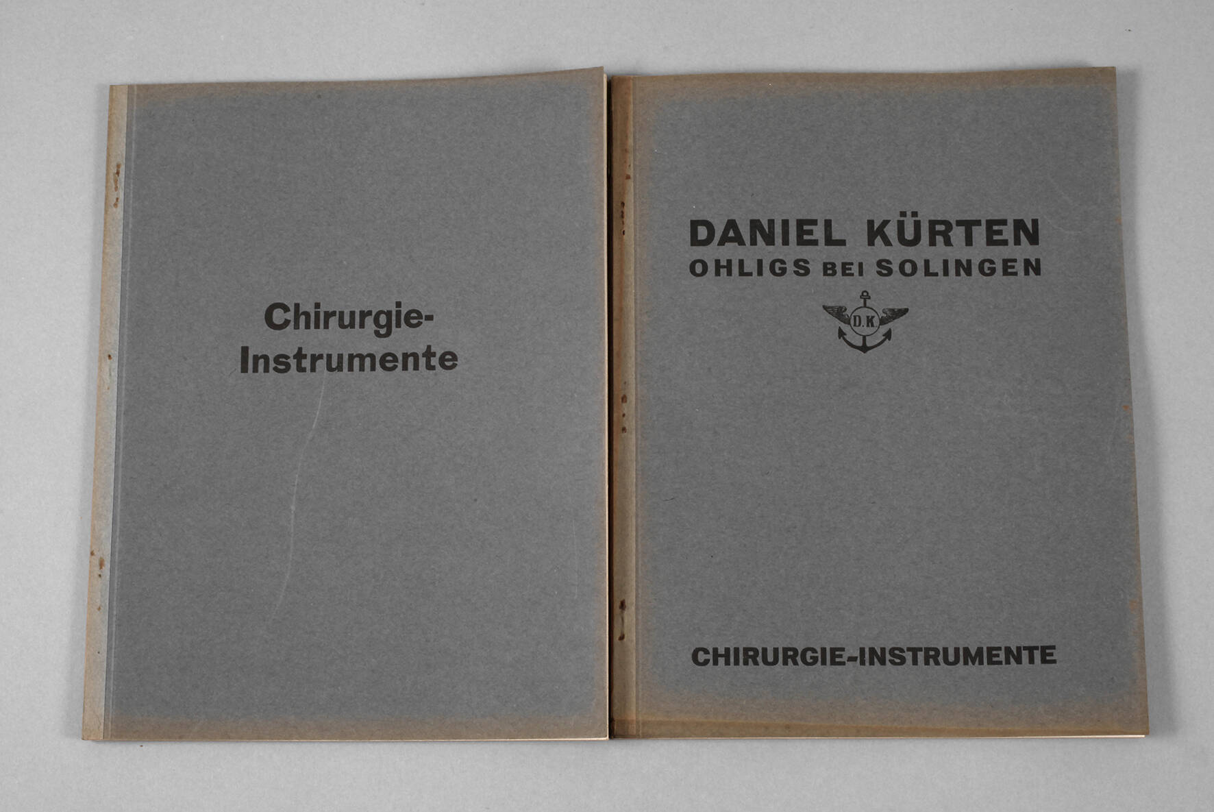 Paar Musterbücher Chirurgie-Instrumente