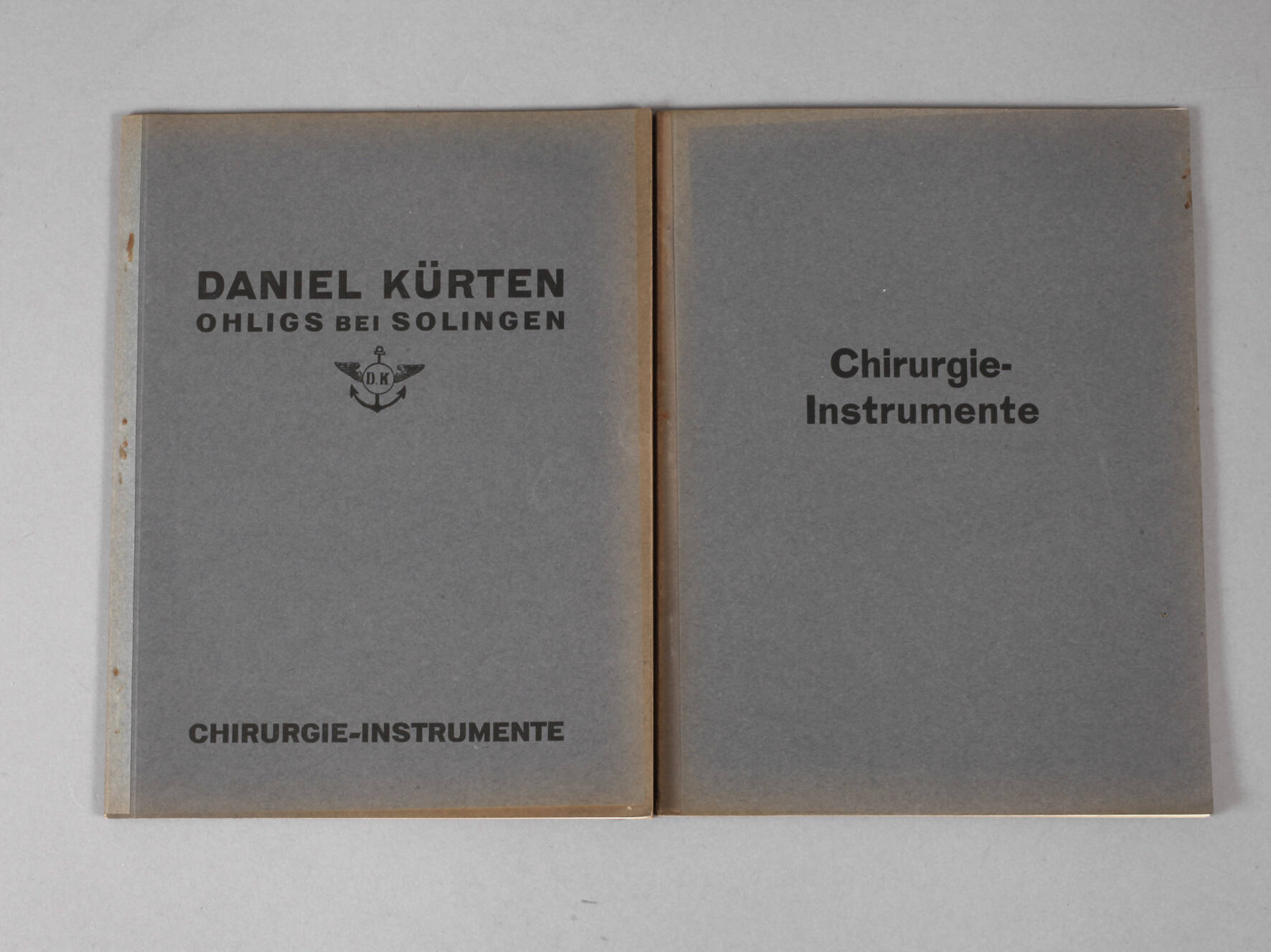 Paar Musterbücher Chirurgie-Instrumente
