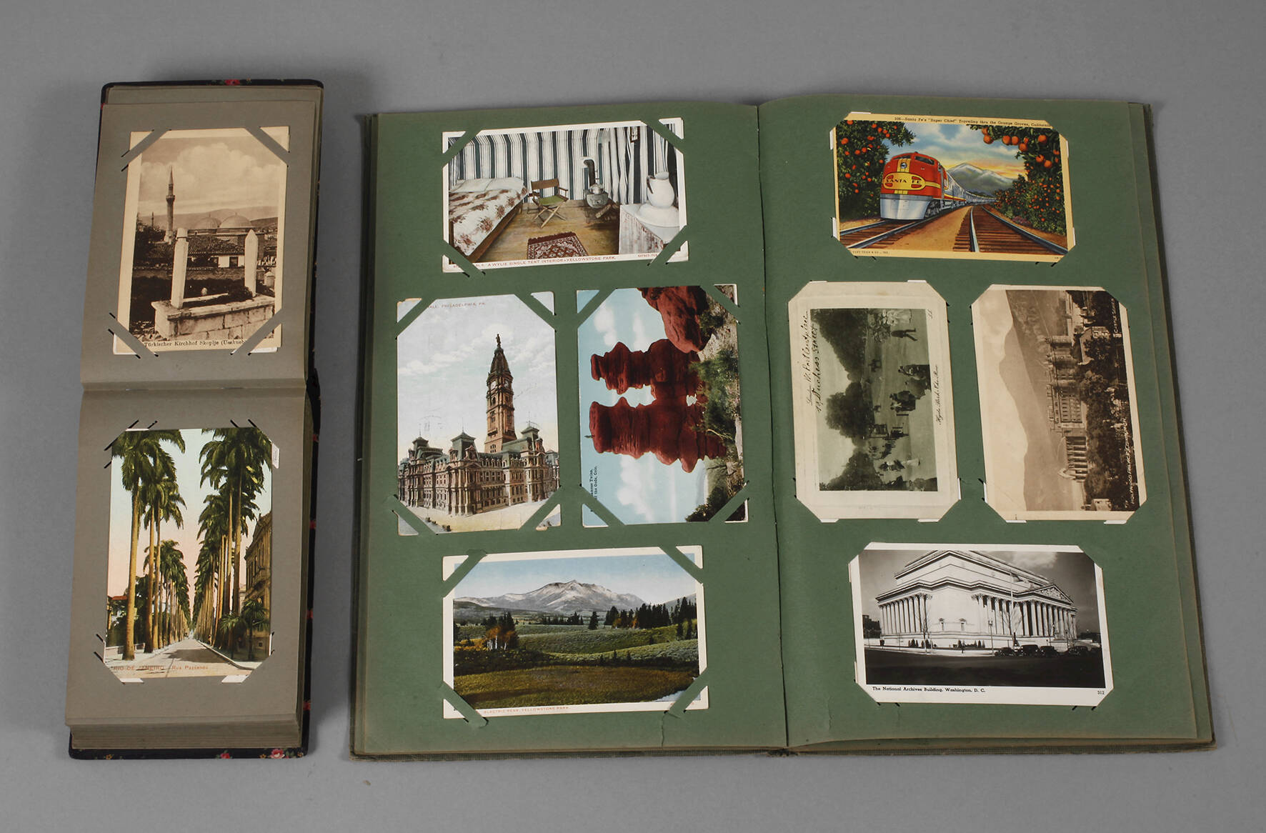 Zwei Postkartenalben