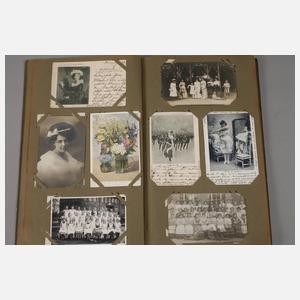 Zwei Postkartenalben Kinder–Kitsch