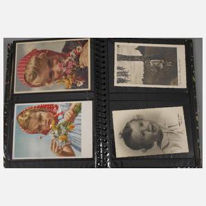 Zwei Postkartenalben Kinder–Kitsch