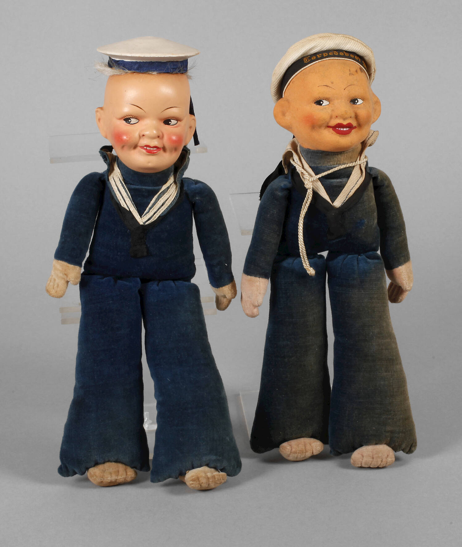 Zwei Schlenkerpuppen als Matrosen