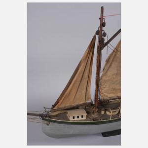 Großes Modell-Segelschiff als Fischerboot