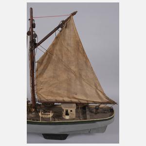 Großes Modell-Segelschiff als Fischerboot