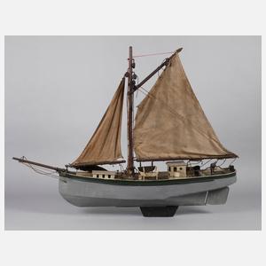 Großes Modell-Segelschiff als Fischerboot