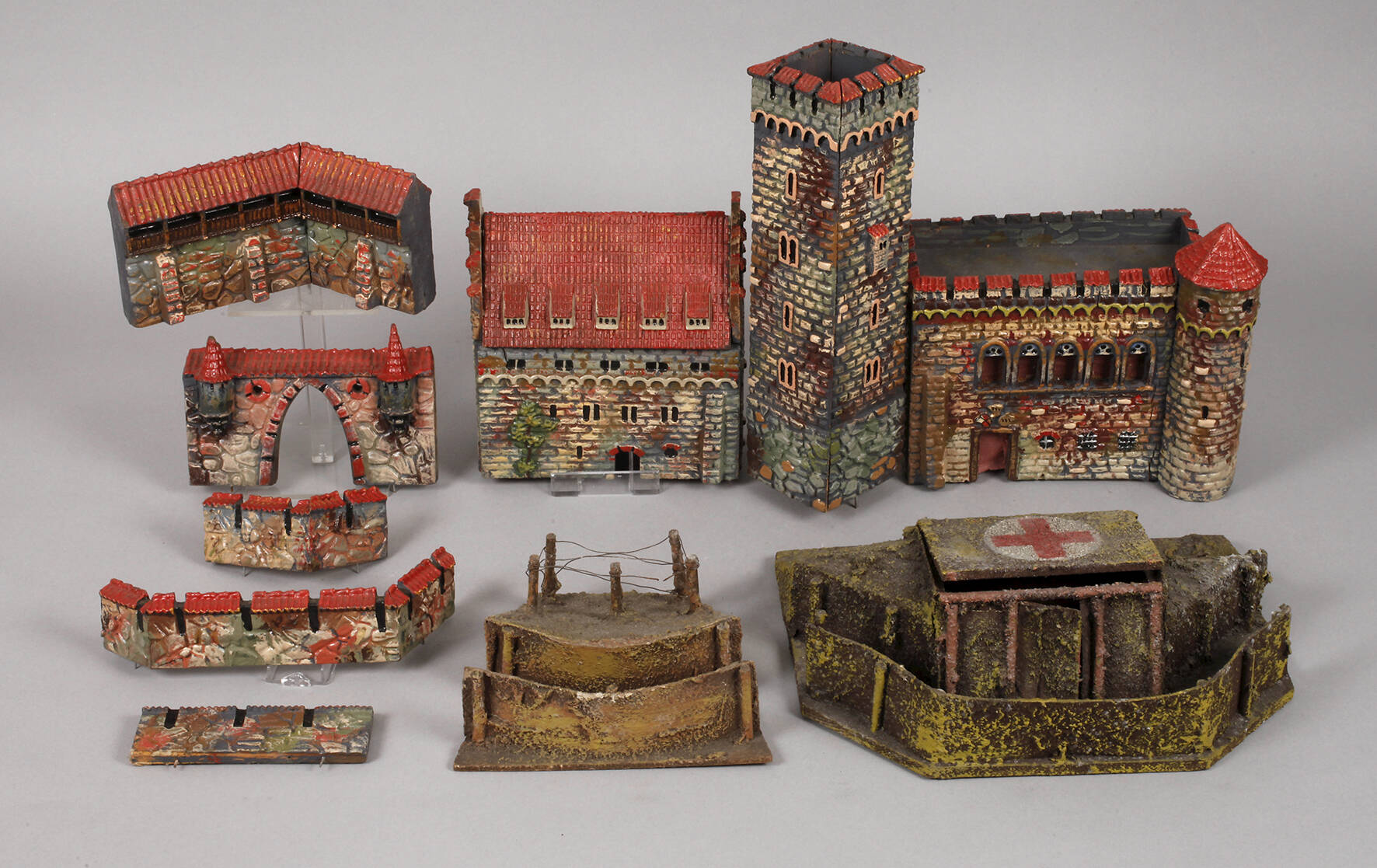 Konvolut Burgteile und Schützengräben