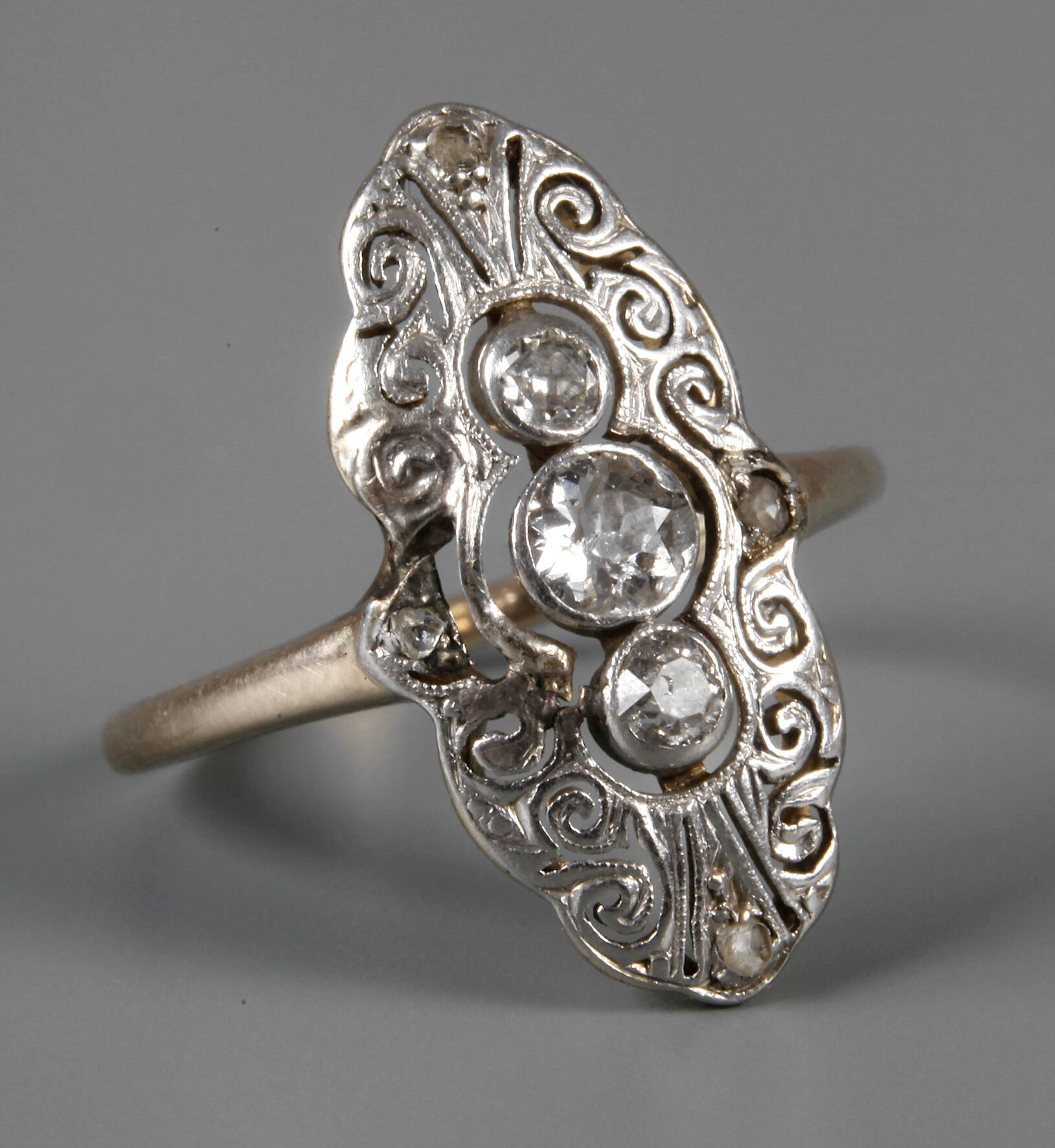 Damenring mit Diamanten