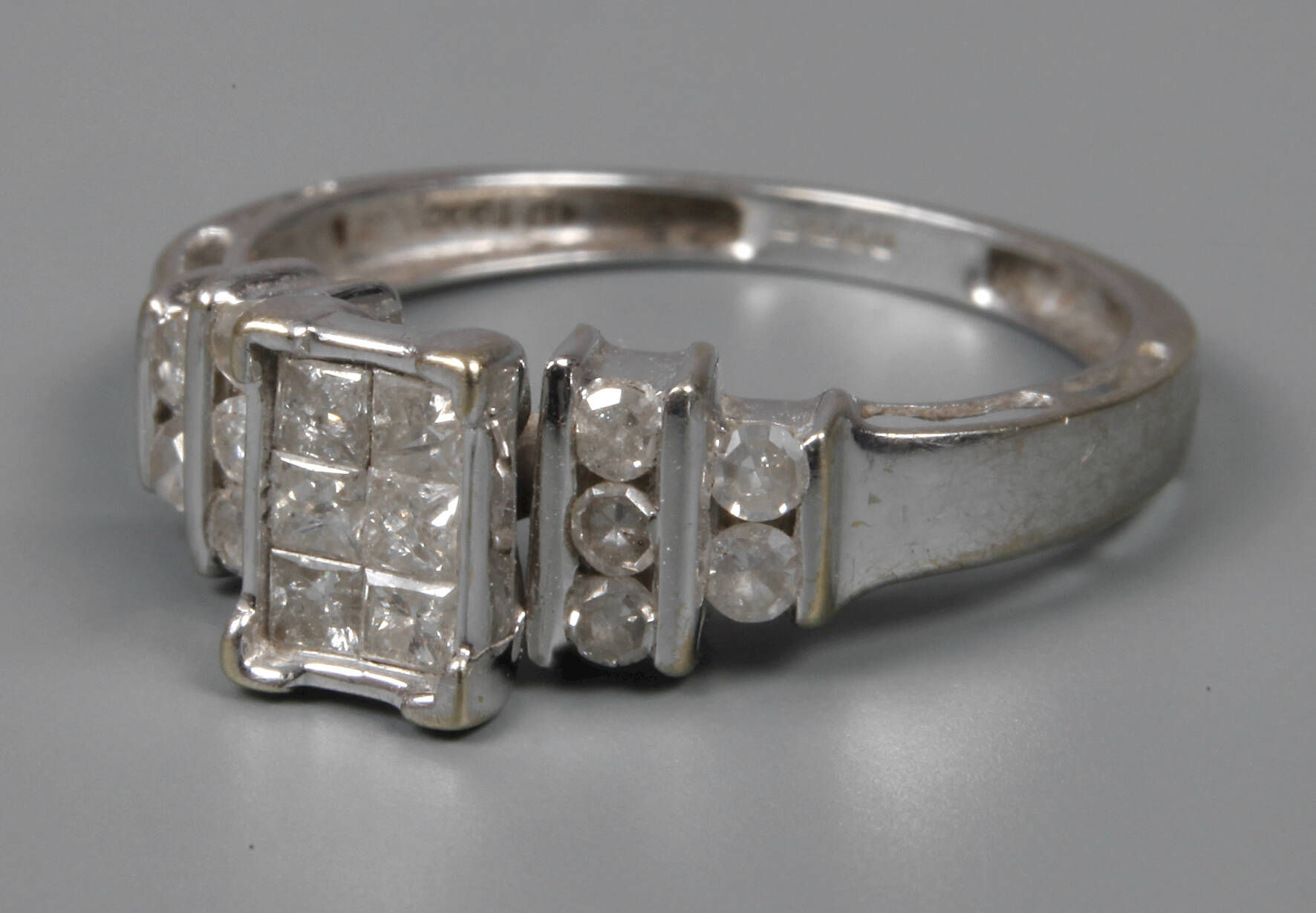 Damenring mit Diamanten