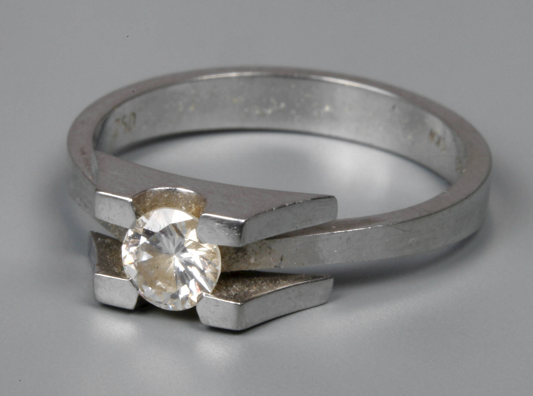 Damenring mit Brillant