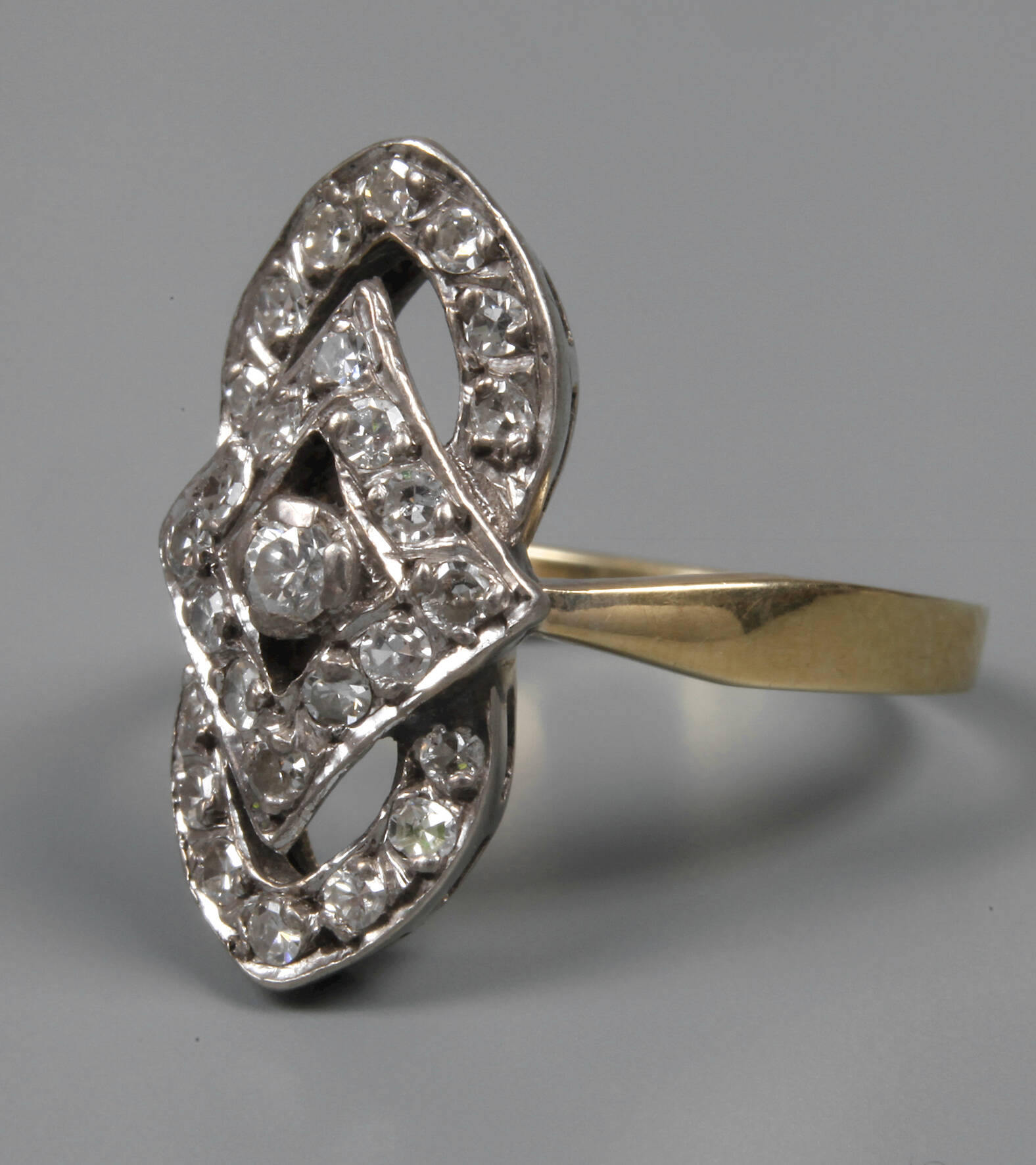 Damenring mit Diamanten