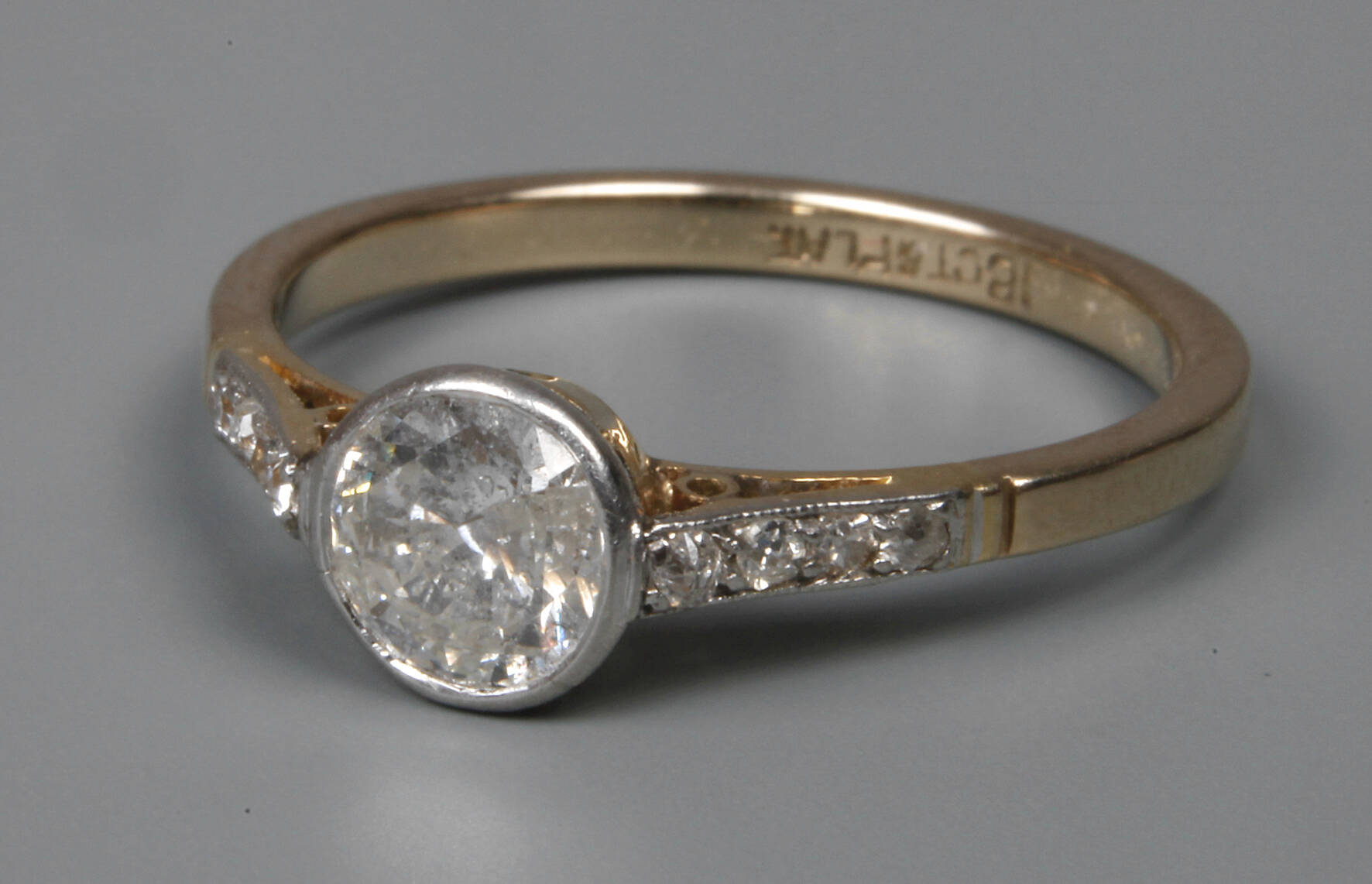 Damenring mit Brillant von ca. 0,7 ct
