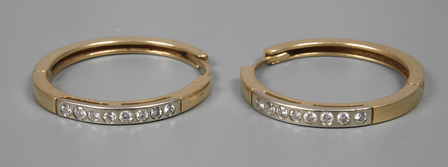 Ein Paar Brillantcreolen