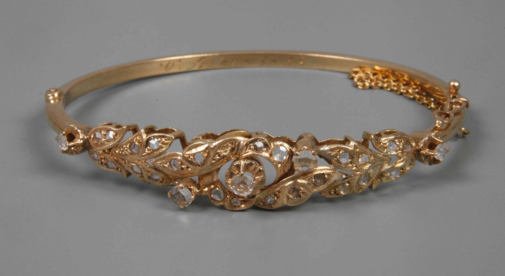 Armreif mit Diamantrosen