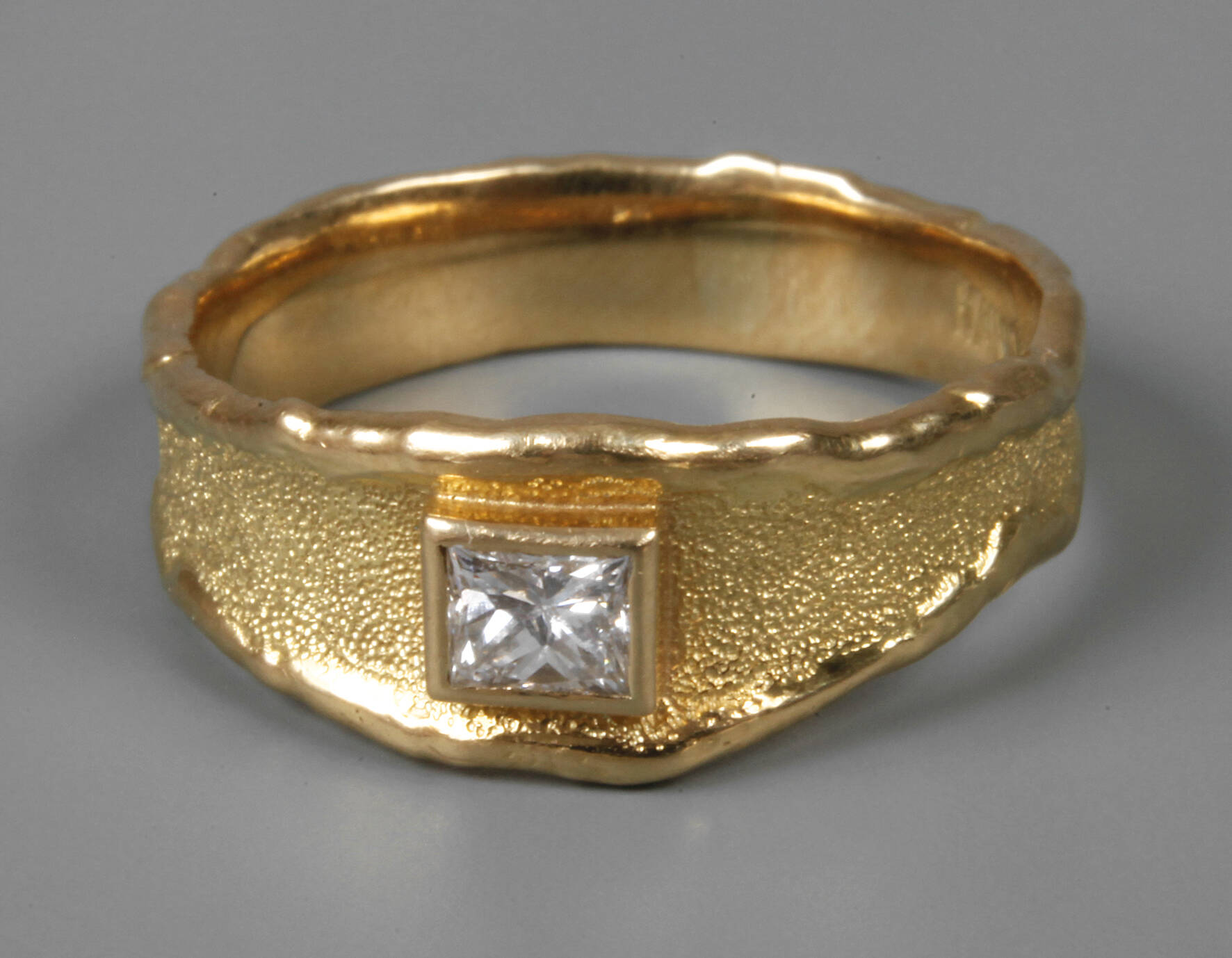 Damenring mit Princesscutdiamant