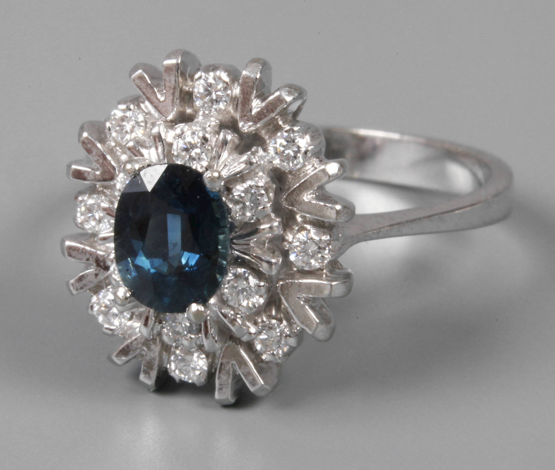 Damenring mit Saphir und Brillanten