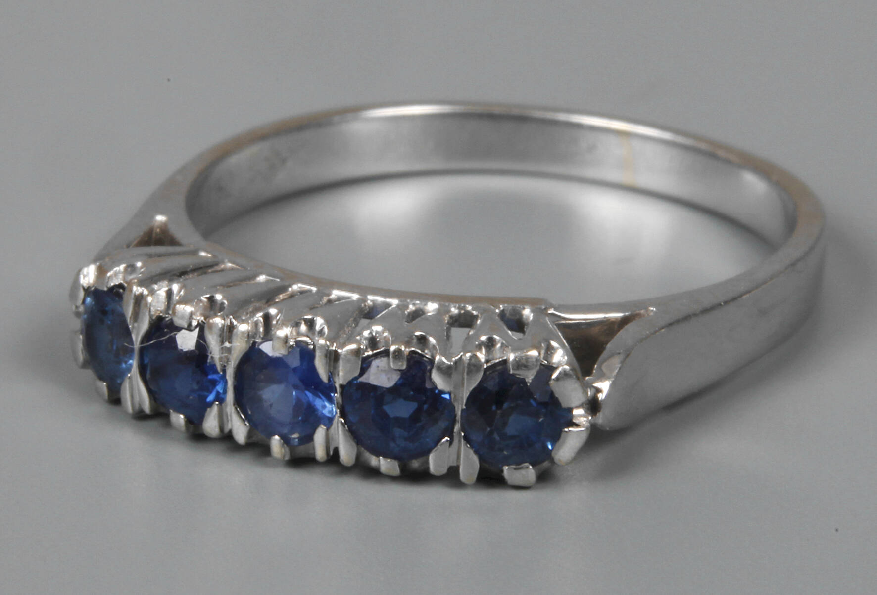 Damenring mit Saphiren