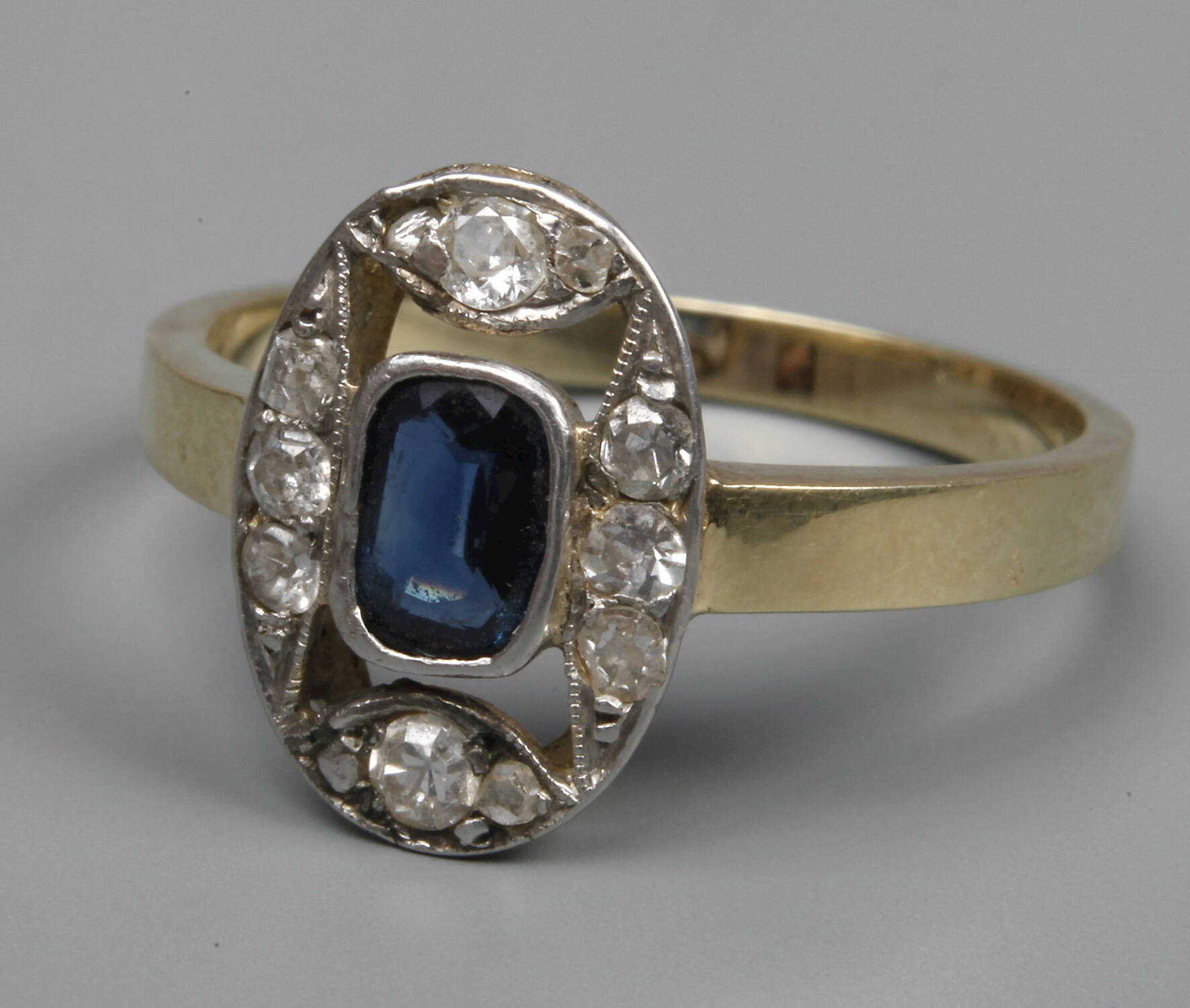 Damenring mit Saphir und Diamanten