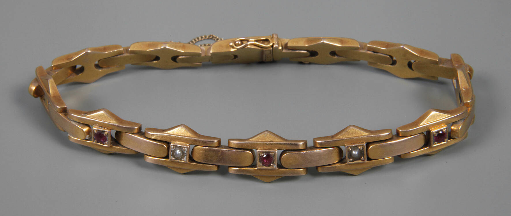 Armband mit Rubinen und Perlen