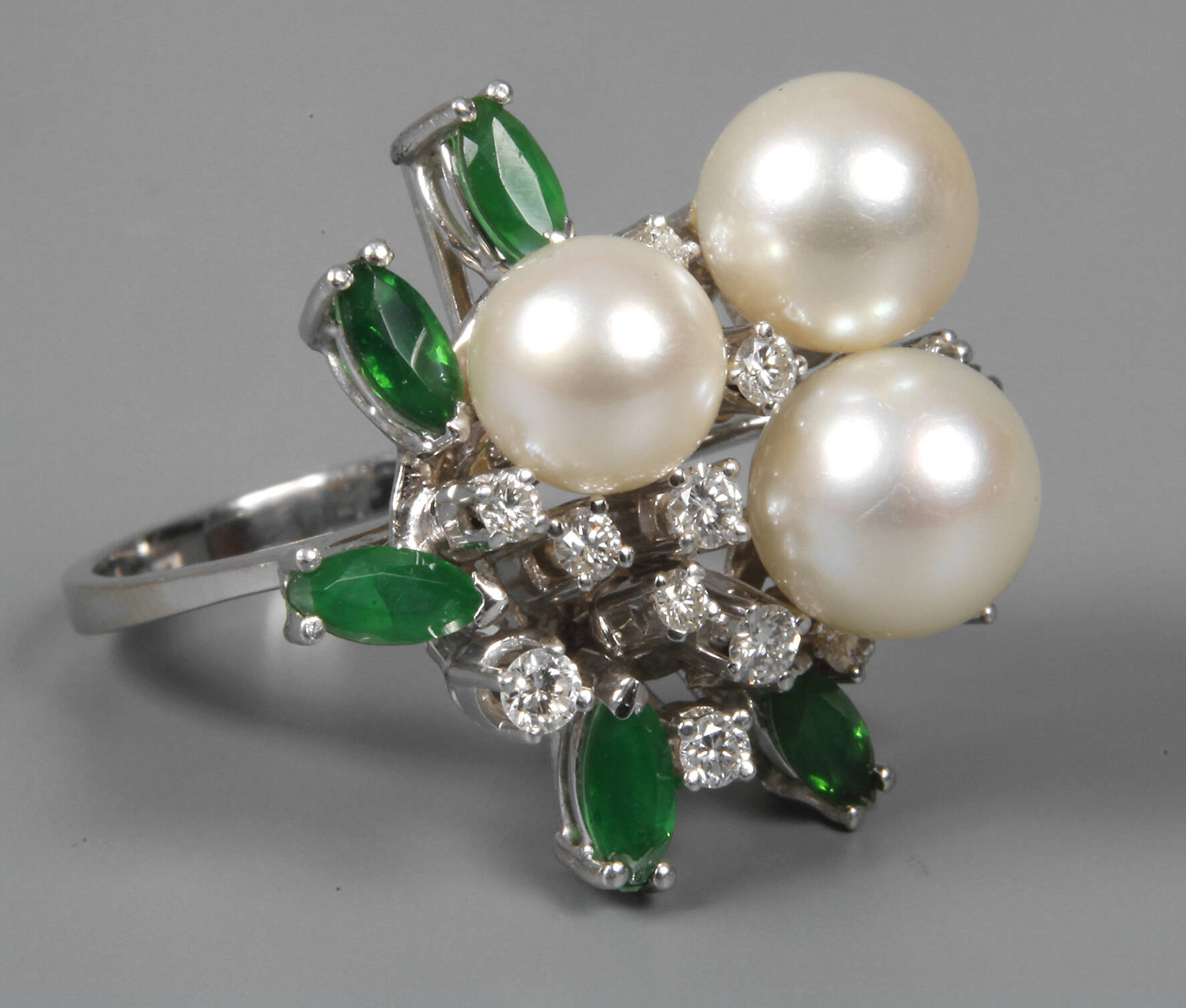 Damenring mit Perlen, Brillanten und Smaragden