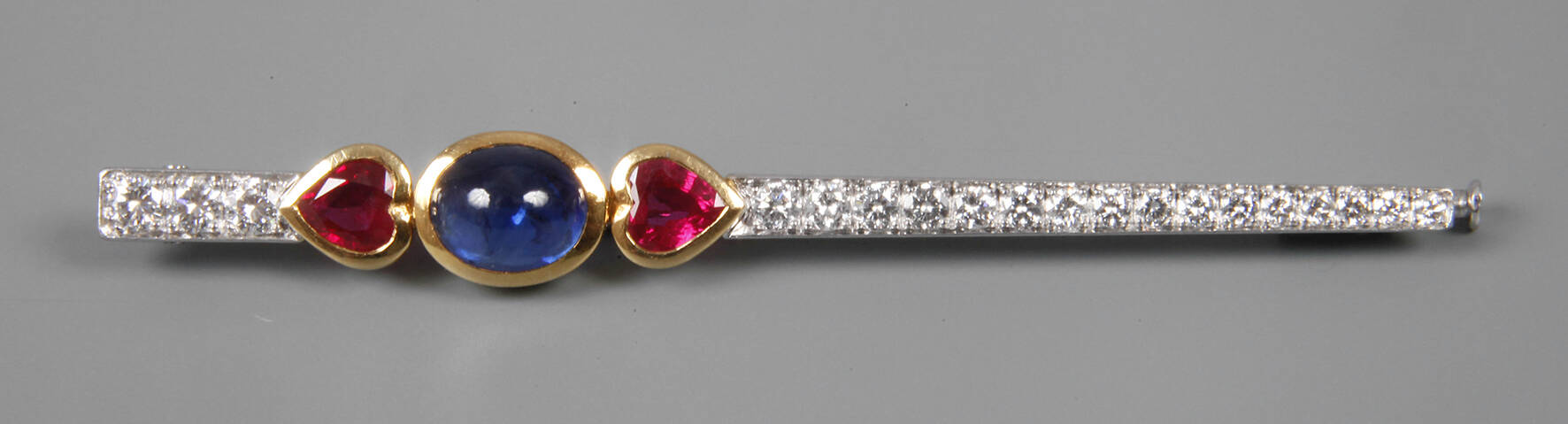 Stabbrosche mit Rubinen, Saphiren und Brillanten