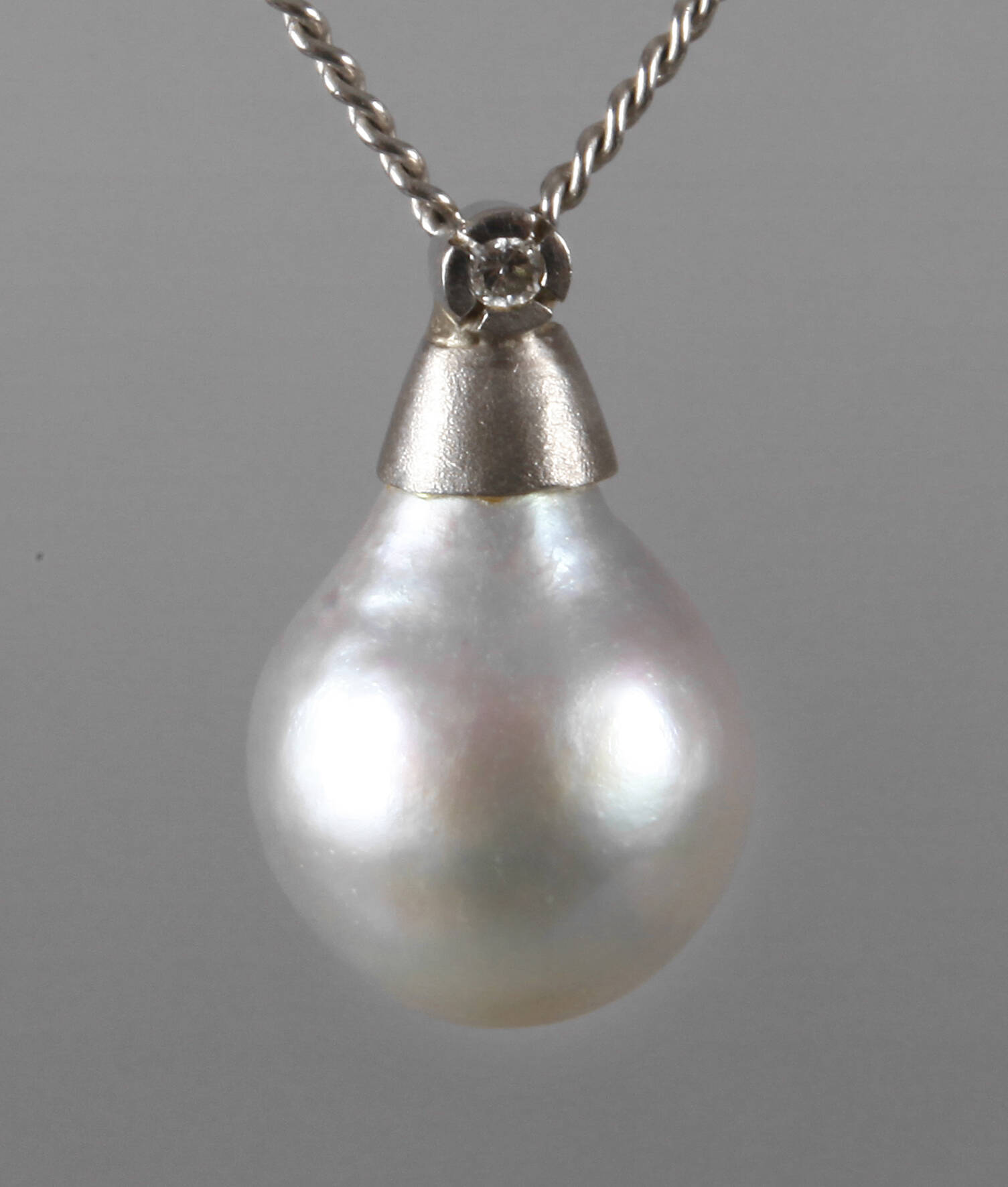 Perlanhänger an Kette