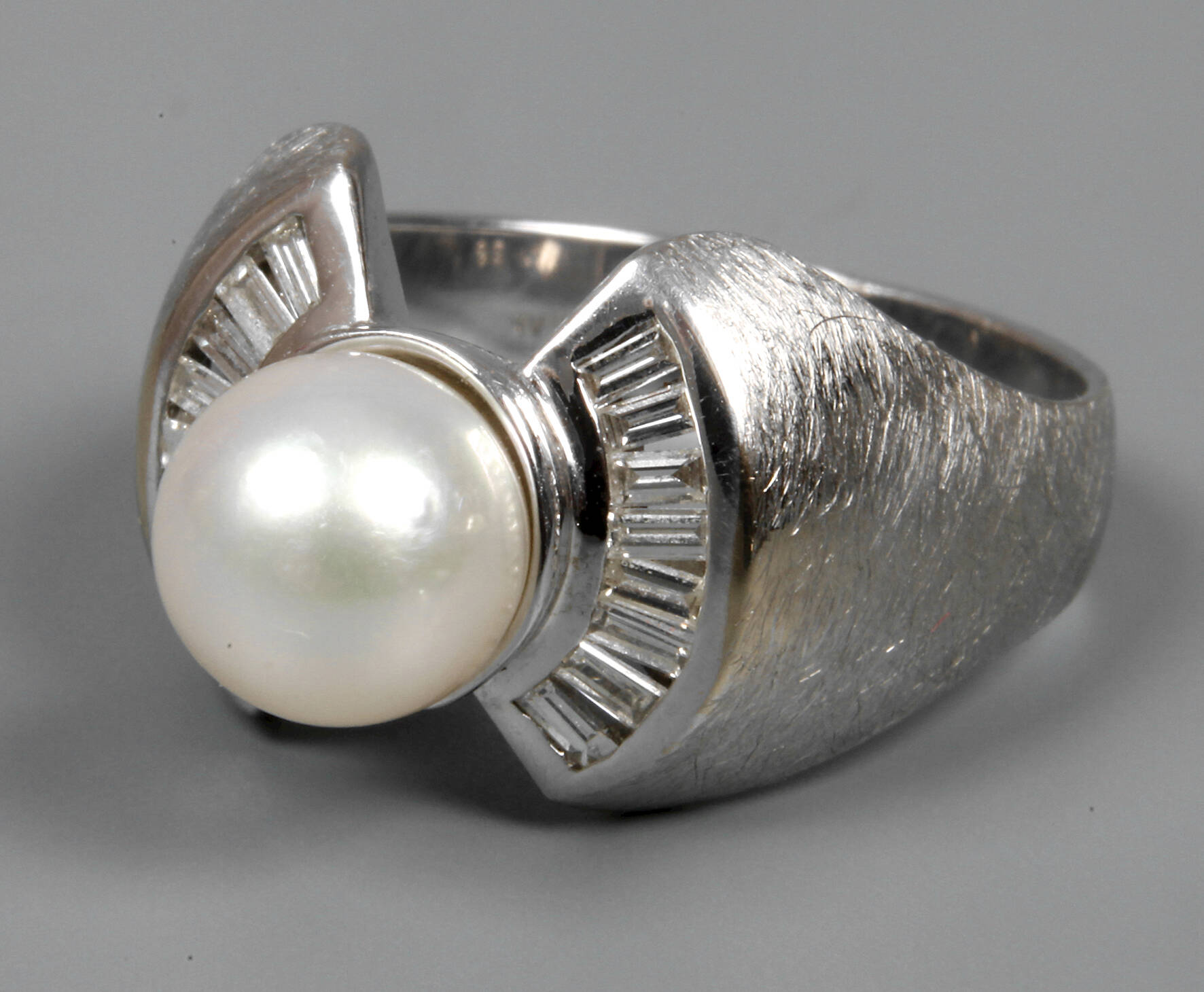 Damenring mit Perle und Diamanten