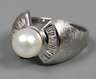 Damenring mit Perle und Diamanten