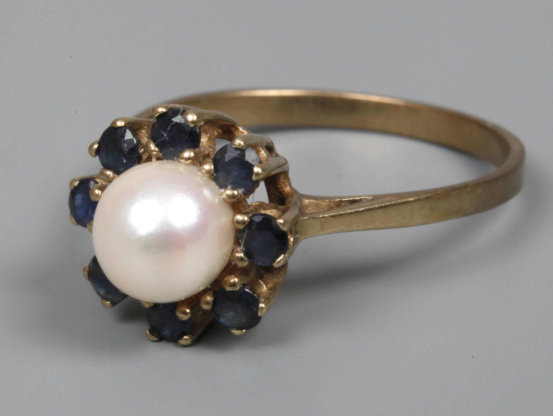 Damenring mit Perle und Saphiren