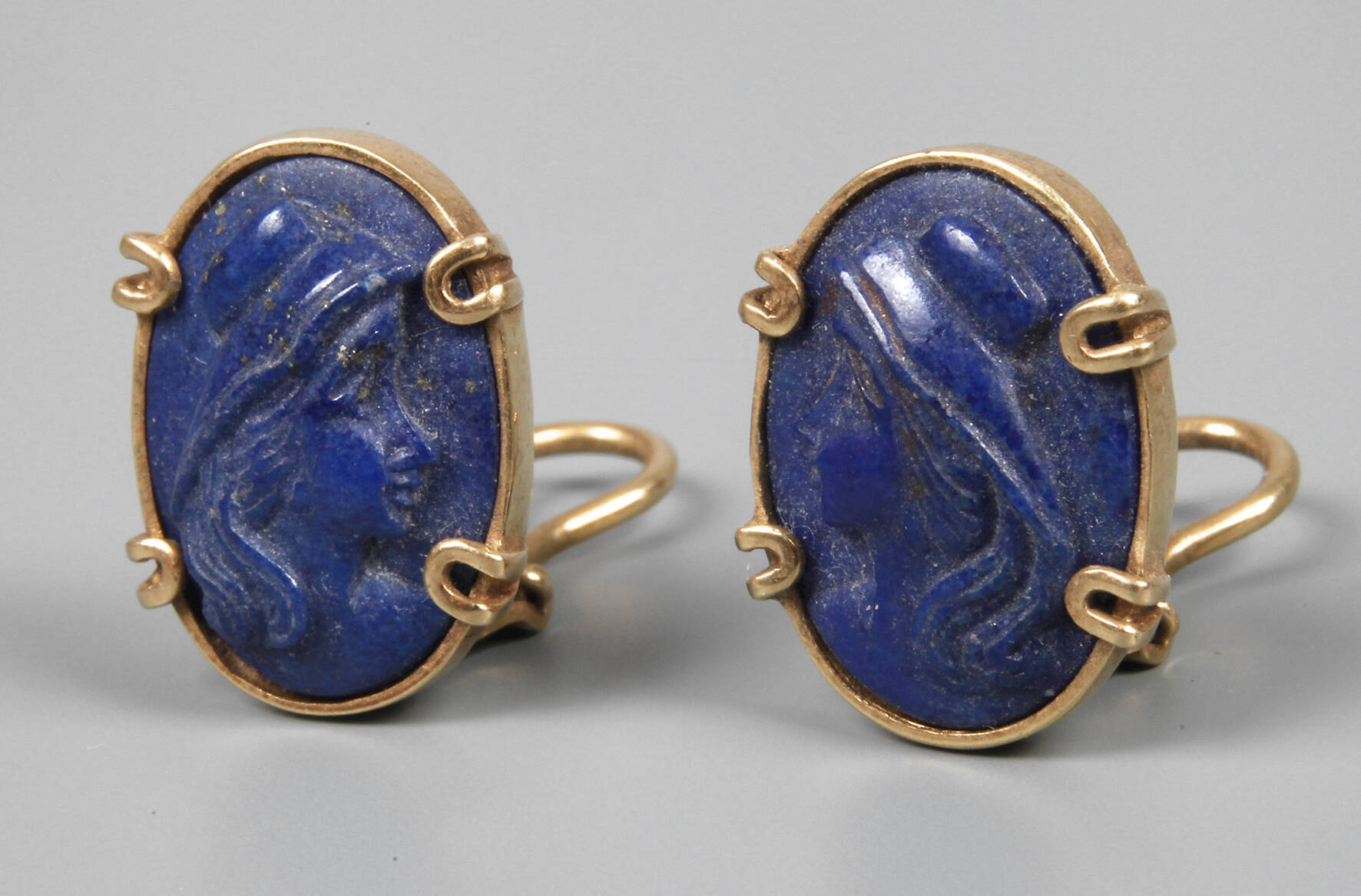 Paar Ohrstecker mit Lapislazulikameen