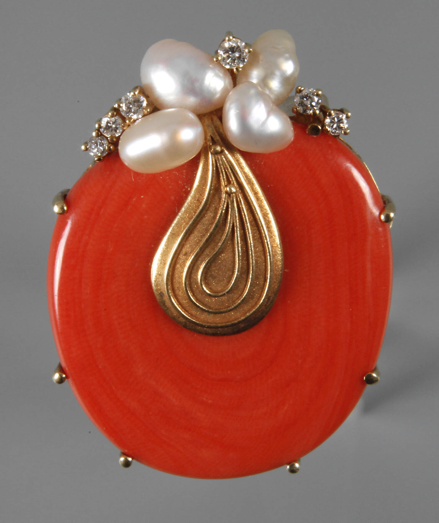 Korallenanhänger mit Perlen und Brillanten