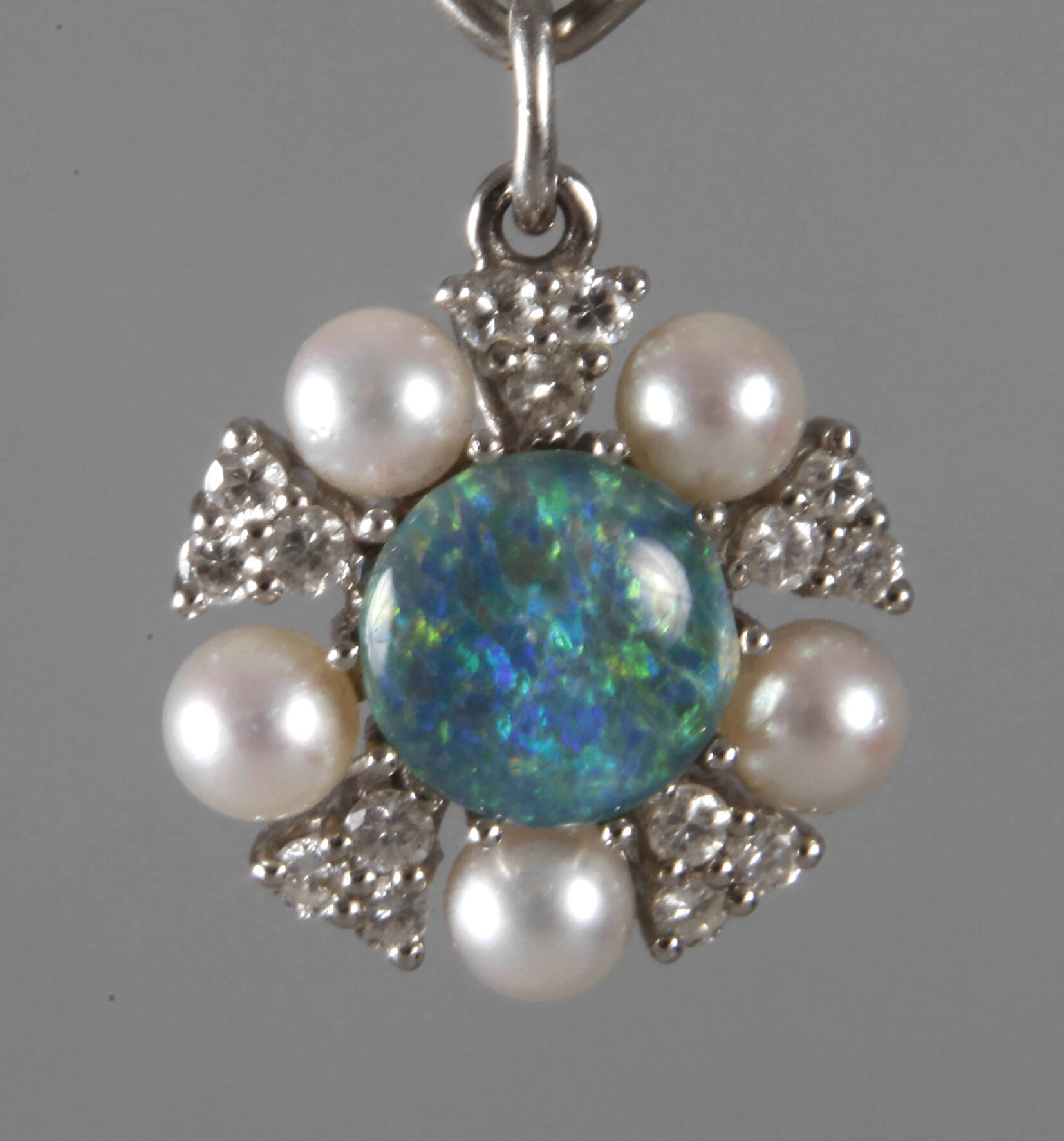 Anhänger mit Edelopal, Brillanten und Perlen