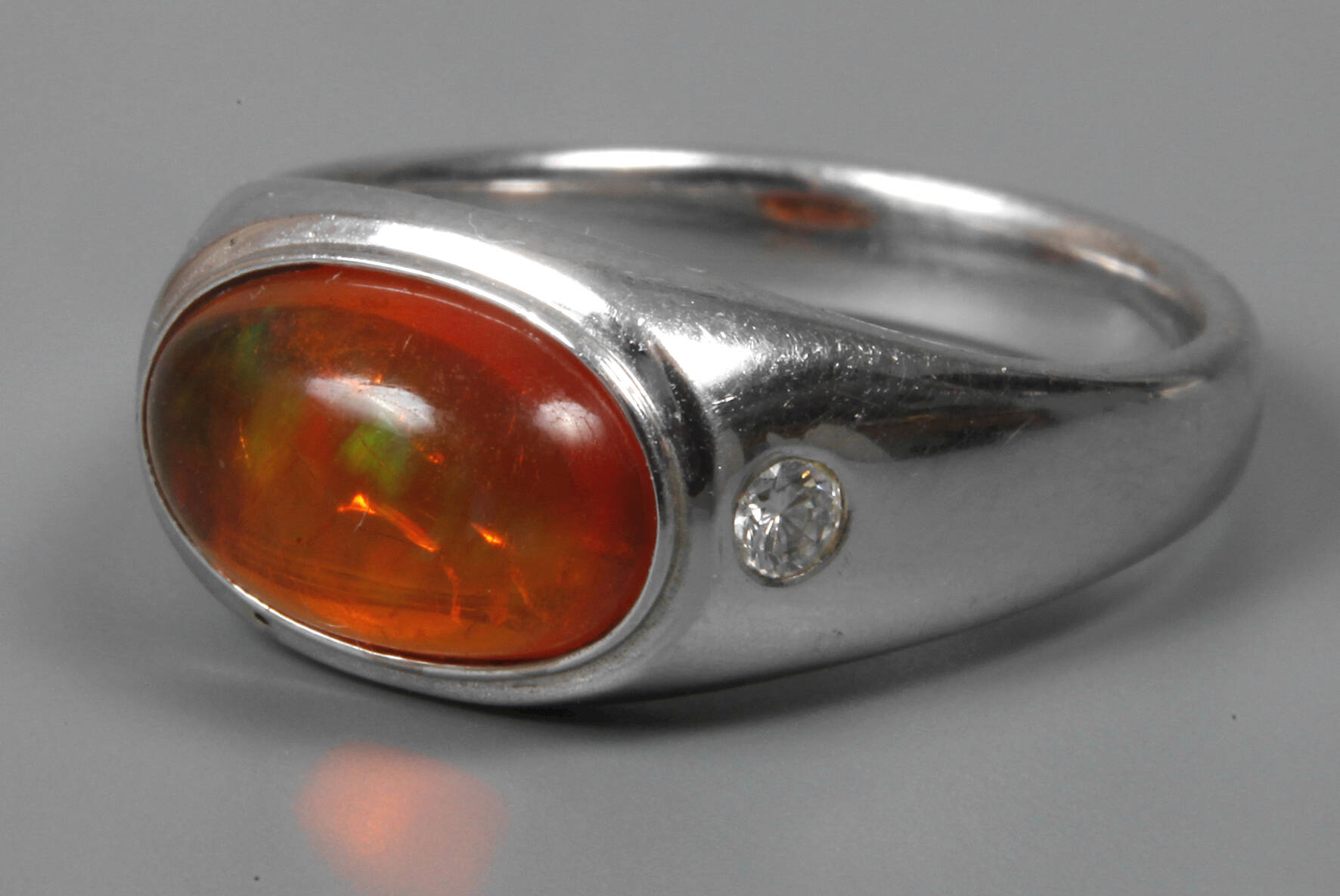 Damenring mit Feueropal und Brillanten