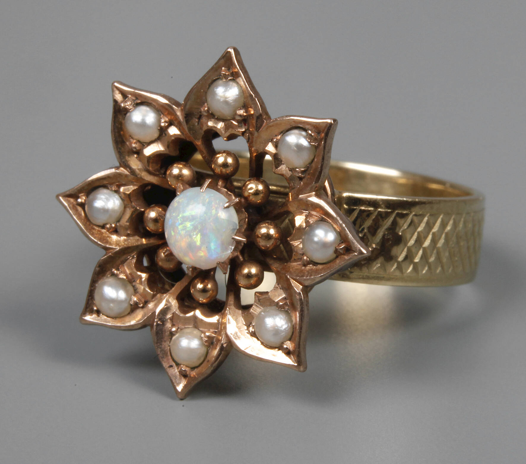 Damenring mit Opal und Perlen