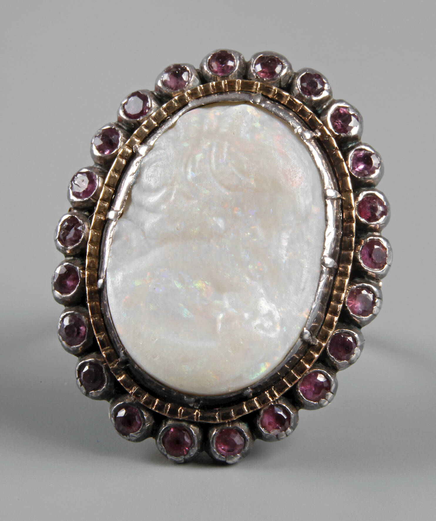 Damenring mit Edelopalkamee und Rubinen